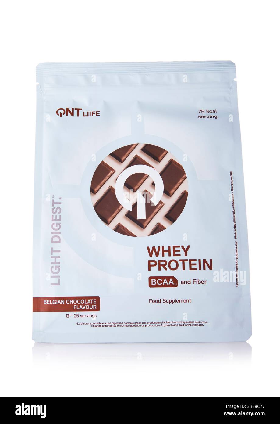 LONDRES, Royaume-Uni - 15 MARS 2025 : QNT Light Digest Whey Protein avec bcaa et saveur de chocolat belge sur blanc. Banque D'Images