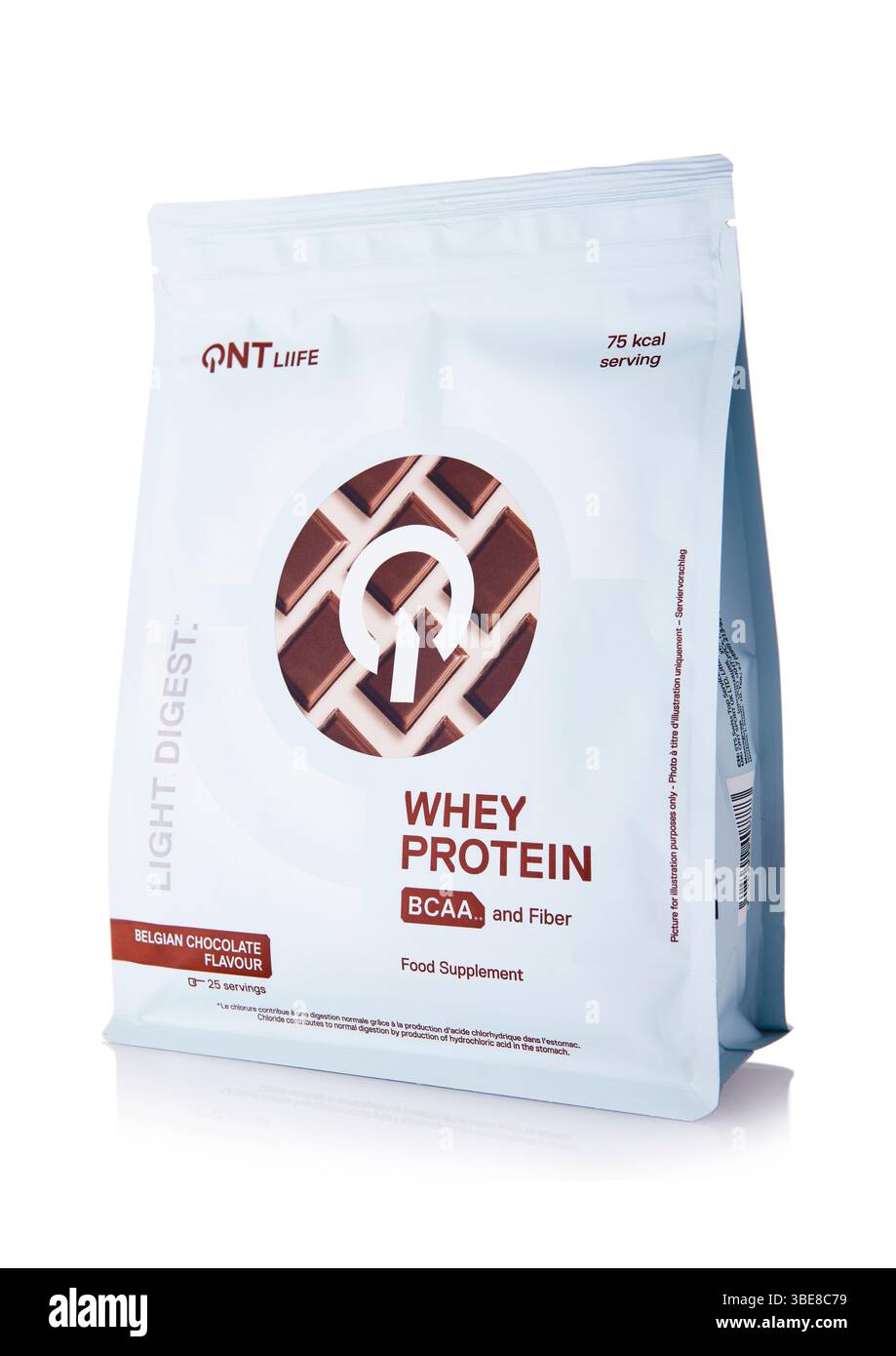 LONDRES, Royaume-Uni - 15 MARS 2025 : QNT Light Digest Whey Protein avec bcaa et saveur de chocolat belge sur blanc. Banque D'Images