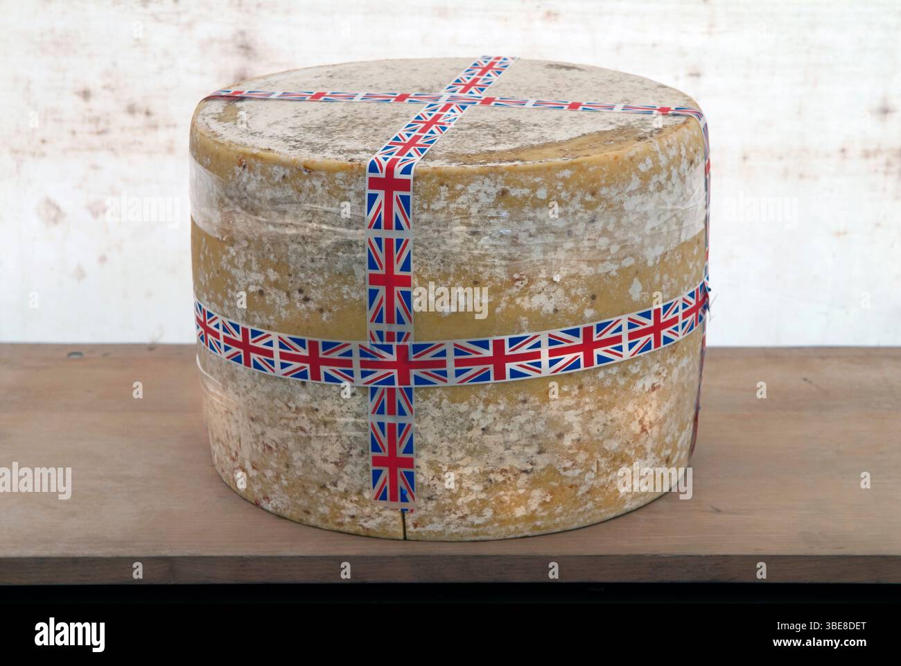 Fromage cheddar Somerset Royaume-Uni. Un grand bloc rond de 100 lb de fromage anglais traditionnel, qui a été spécialement fabriqué par la Cheddar gorge Cheese Company pour être mangé lors du repas annuel Harvest Home fin du village de récolte communal. East Brent, Somerset, Angleterre 2010s 2018 HOMER SYKES Banque D'Images