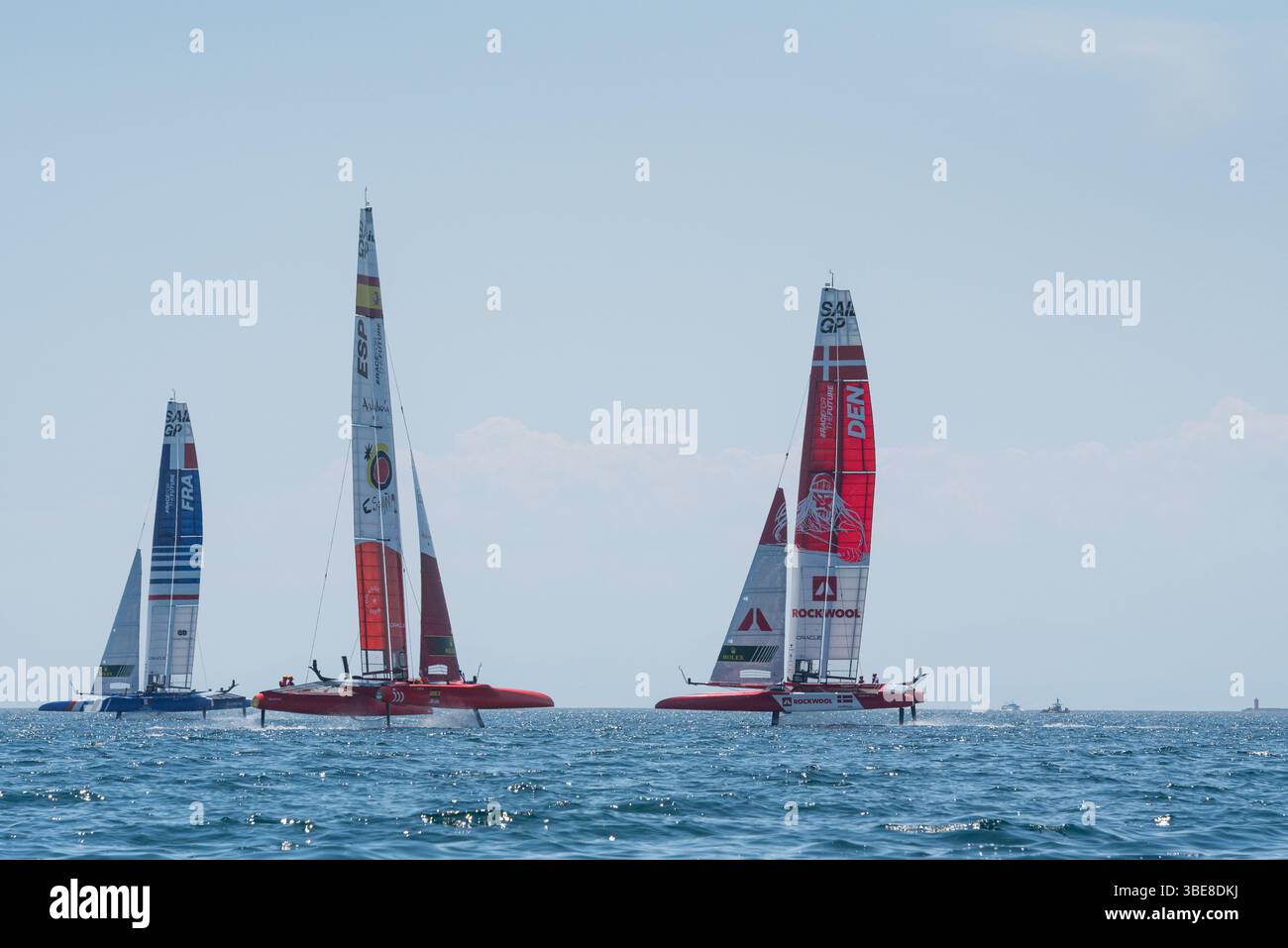 Taranto, Italie 06 JUIN 2021 : course Fleet dans la “Mar Grande di Taranto” au Championnat du monde de voile SailGP, Grand Prix de voile d’Italie Banque D'Images Taranto, Italie 06 JUIN 2021 : course Fleet dans la “Mar Grande di Taranto” au Championnat du monde de voile SailGP, Grand Prix de voile d’Italie Banque D'Images