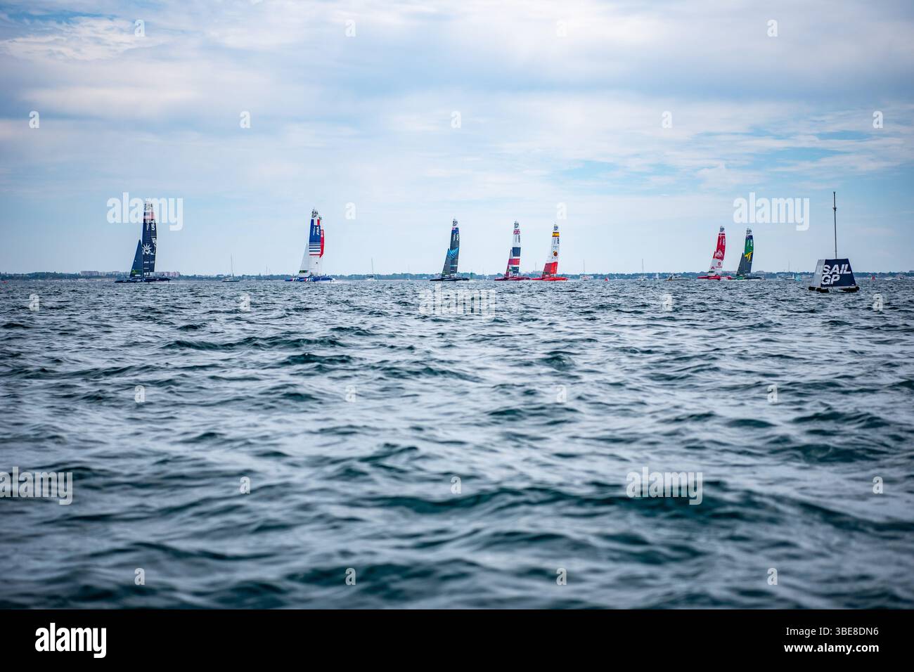 Taranto, Italie 06 JUIN 2021 : course Fleet dans la “Mar Grande di Taranto” au Championnat du monde de voile SailGP, Grand Prix de voile d’Italie Banque D'Images Taranto, Italie 06 JUIN 2021 : course Fleet dans la “Mar Grande di Taranto” au Championnat du monde de voile SailGP, Grand Prix de voile d’Italie Banque D'Images