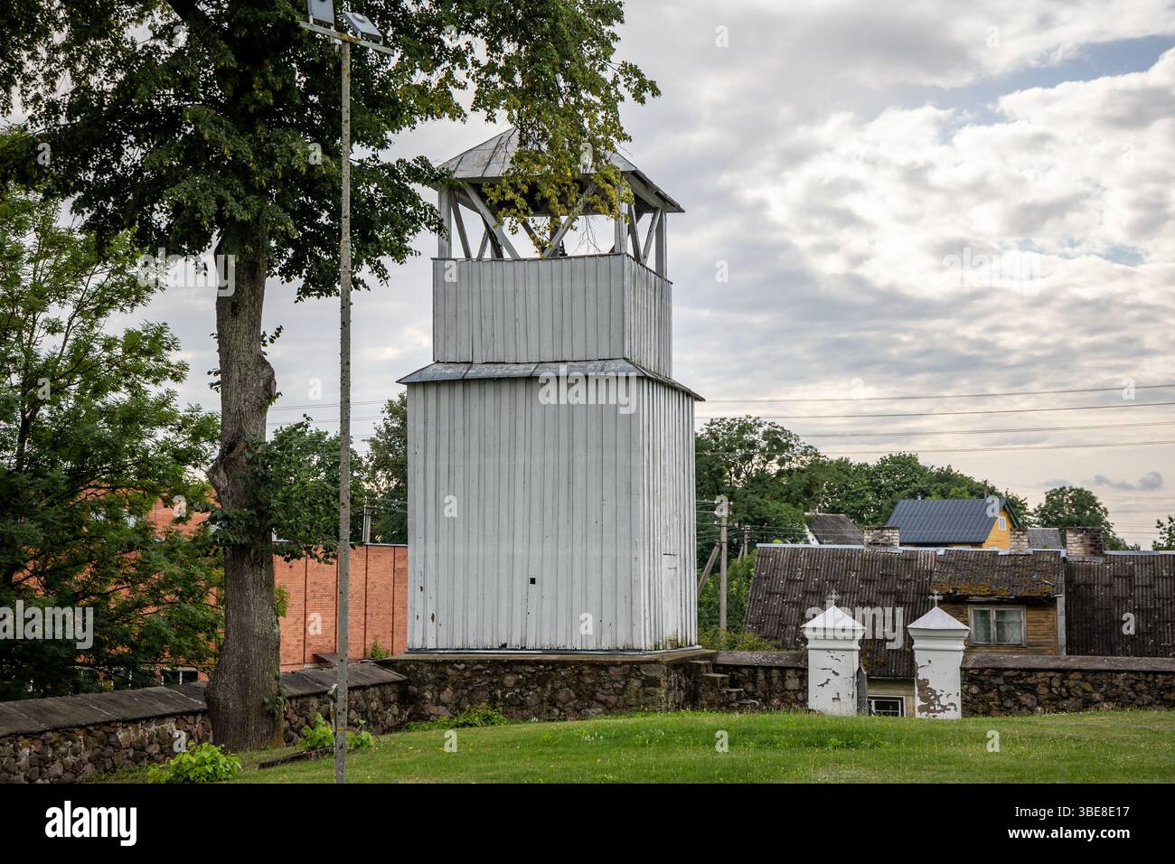 Clocher de l'église Saint-Georges dans la ville de Veisiejai, municipalité de district de Lazdijai, Lituanie Banque D'Images