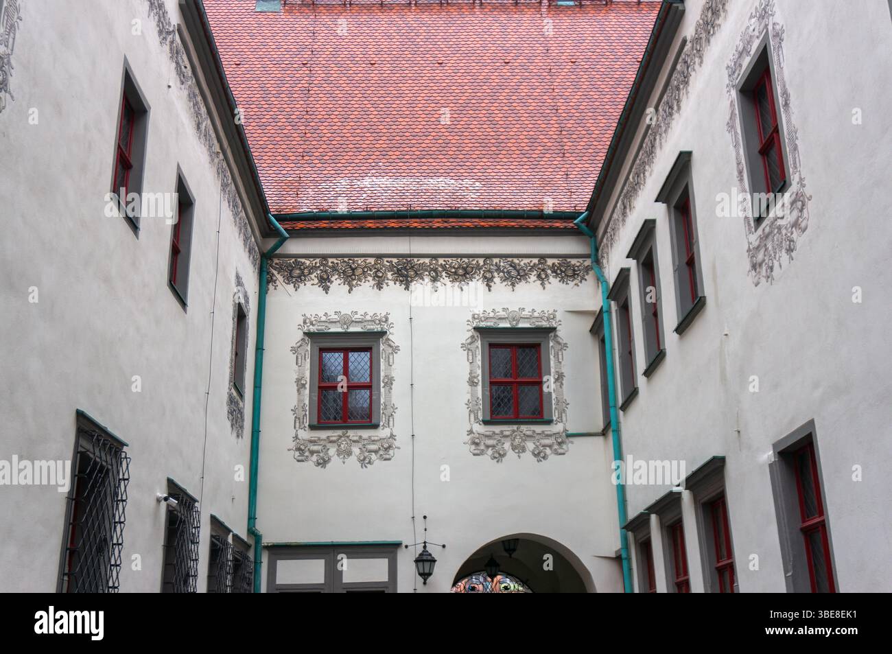 Cour intérieure de la mairie (Ratusz), décorations sgraffito. Brzeg, Pologne. Banque D'Images