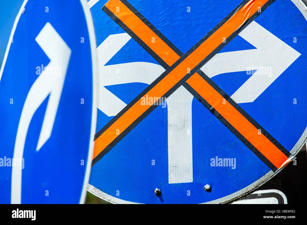 Verkehrsschilder, Symbolfoto Richtungsstreit, Bundesregierung, Rechts-Links, Einigung, rechts abbiegen, München, mai 2025 Deutschland, München, 2025, Symbolfoto Richtung, Richtungsstreit, Kontroverse, Streit, Trennung, Meinungsverschiedenheit, Entscheidung, entscheiden, Einigung, problème, Verwirrung, verwirren, verwirrend, rechts, liens, abbiegen, Kurve, Verkehrszeichen, Verkehrsschild, Verkehrsschilder, Pfeil, Piktogramm, signal, Schild, Schilder, blau, Verkehrsregeln, *** panneaux de signalisation, symbole photo conflit directionnel, gouvernement fédéral, droite gauche, accord, tourner à droite, Munich, mai 2025 Banque D'Images
