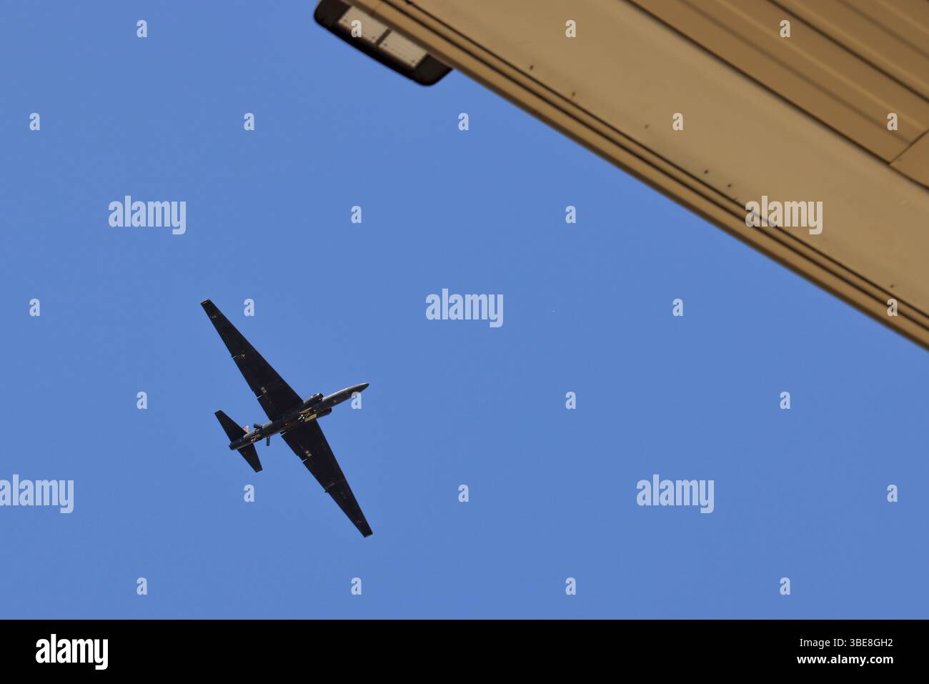 Un Lockheed U-2 du 99e escadron de reconnaissance de l'US Air Force, « Dragon Lady », survole la base aérienne de Beale, en Californie, le 16 mai 2025. Le U-2 est un avion de reconnaissance et de surveillance à haute altitude/quasi-spatiale qui fournit des images critiques et des signaux de renseignement aux décideurs pendant toutes les phases du conflit, y compris les indications et les avertissements en temps de paix, les conflits de faible intensité et les hostilités à grande échelle. (Photo de l'US Air Force par Frederick A. Brown) Banque D'Images