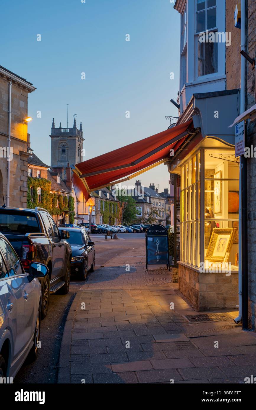 Regardant vers la rue du parc pour la place du marché au crépuscule. Woodstock, Oxfordshire, Angleterre Banque D'Images