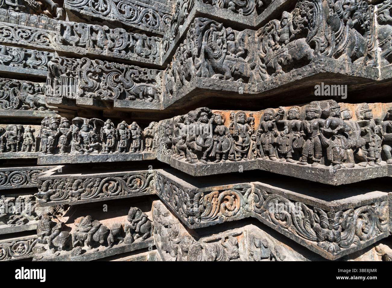 Halebidu, Karnataka, Inde - 15 janvier 2023 : belles sculptures en pierre sur le mur de l'ancien temple Hoysaleshwara à Halebeedu dans le Karnataka. Banque D'Images