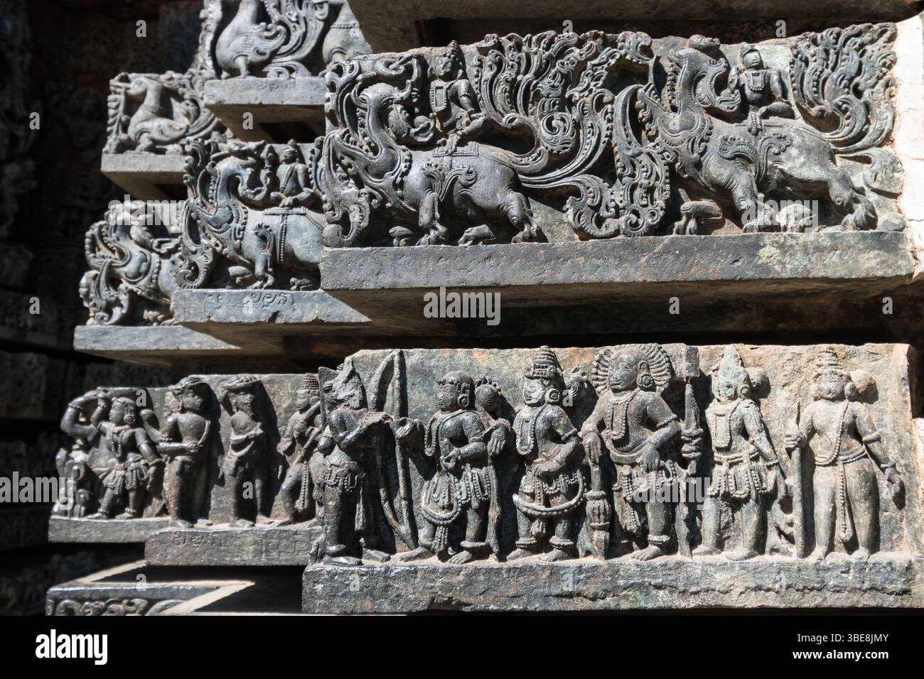Halebidu, Karnataka, Inde - 15 janvier 2023 : belles sculptures en pierre sur le mur de l'ancien temple Hoysaleshwara à Halebeedu dans le Karnataka. Banque D'Images