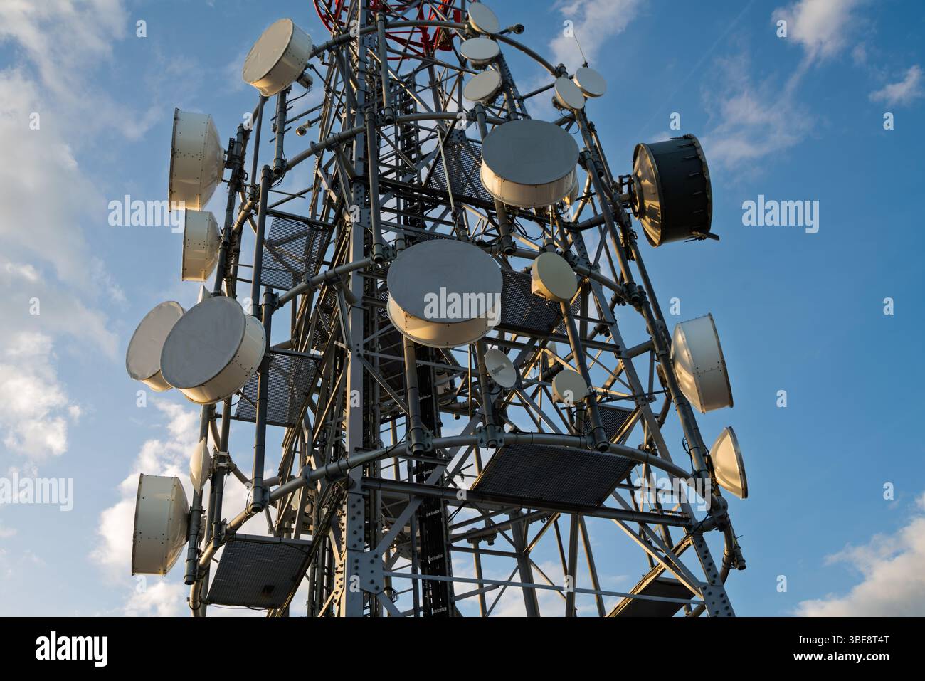 Réseau mobile et mât de communications par satellite au sommet de l'île montagneuse Banque D'Images