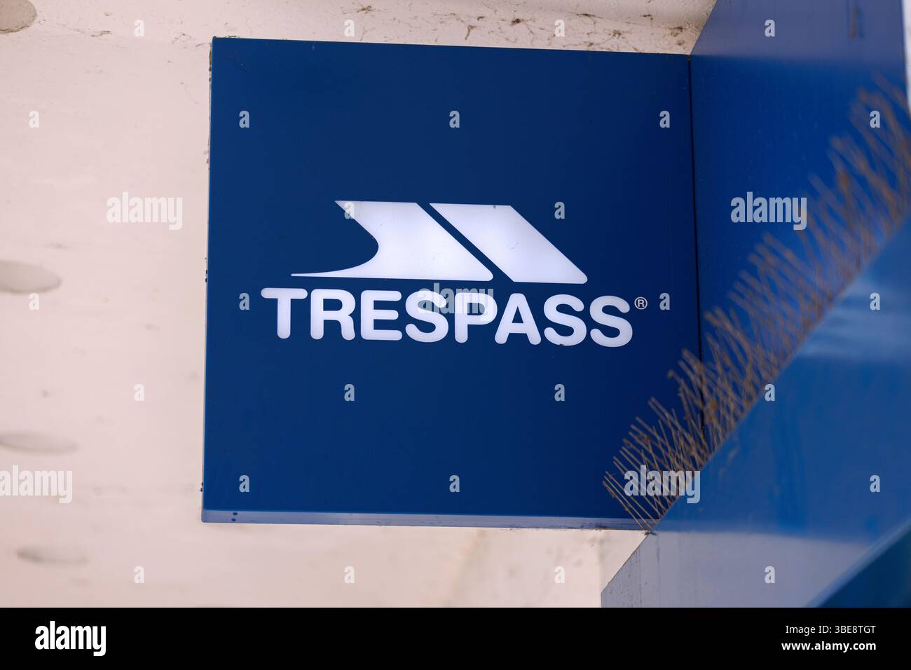 Trespass, une marque de vêtements de sport spécialisée dans les vêtements et équipements de plein air tels que les équipements de ski, au Royaume-Uni. Enseigne de magasin, logo, marque, marque Banque D'Images