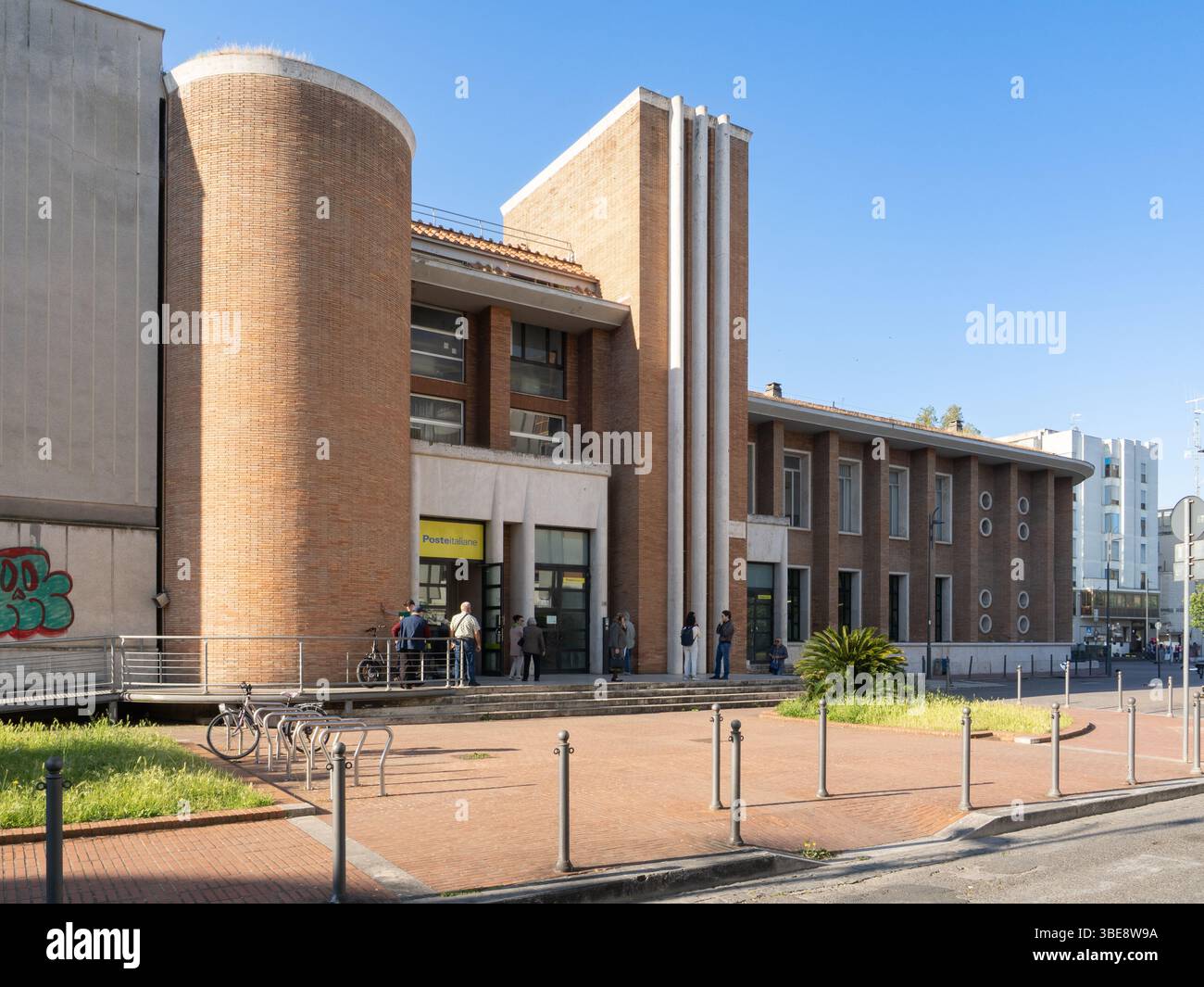 Bureau de poste de style architectural fasciste dans la ville de Latina, Italie Banque D'Images