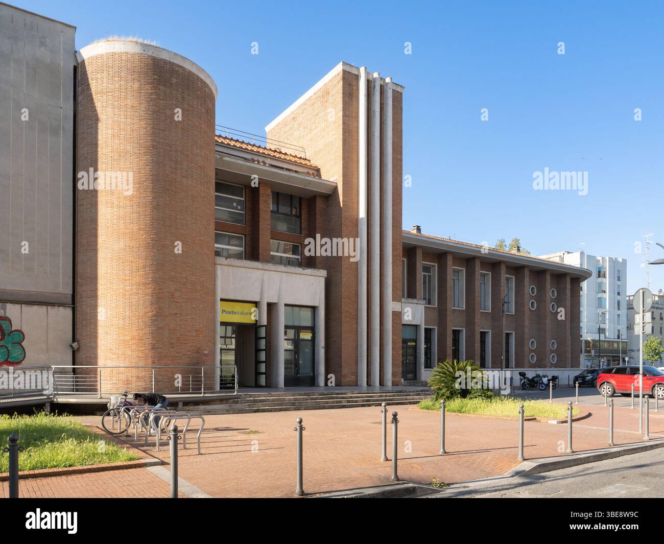Bureau de poste de style architectural fasciste dans la ville de Latina, Italie Banque D'Images
