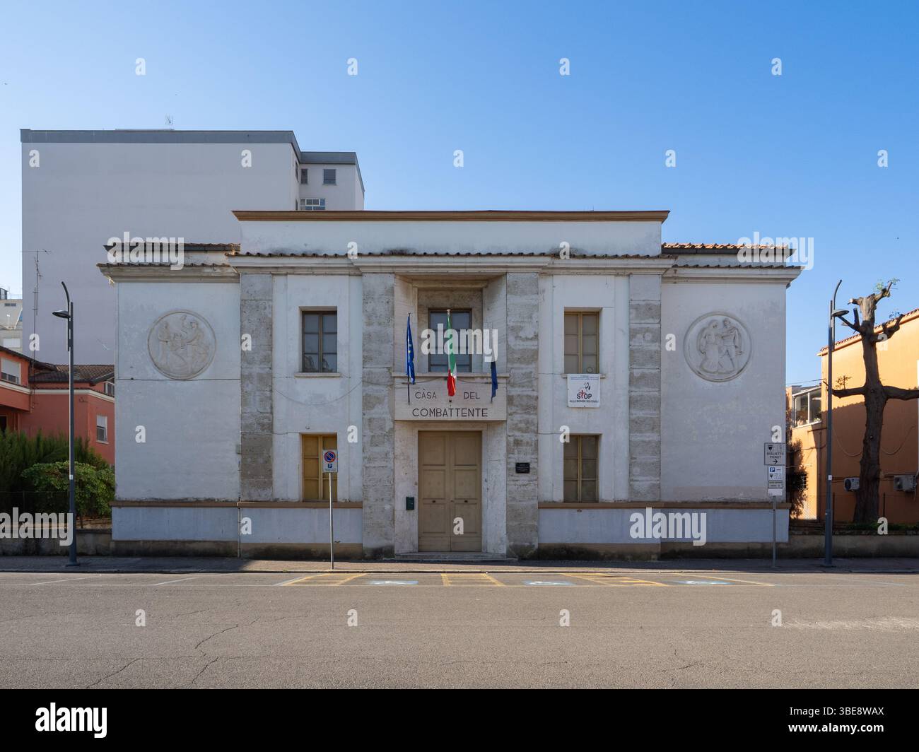 Casa del Combattente, un auilding des années 30 dans un style architectural fasciste, Italie Banque D'Images