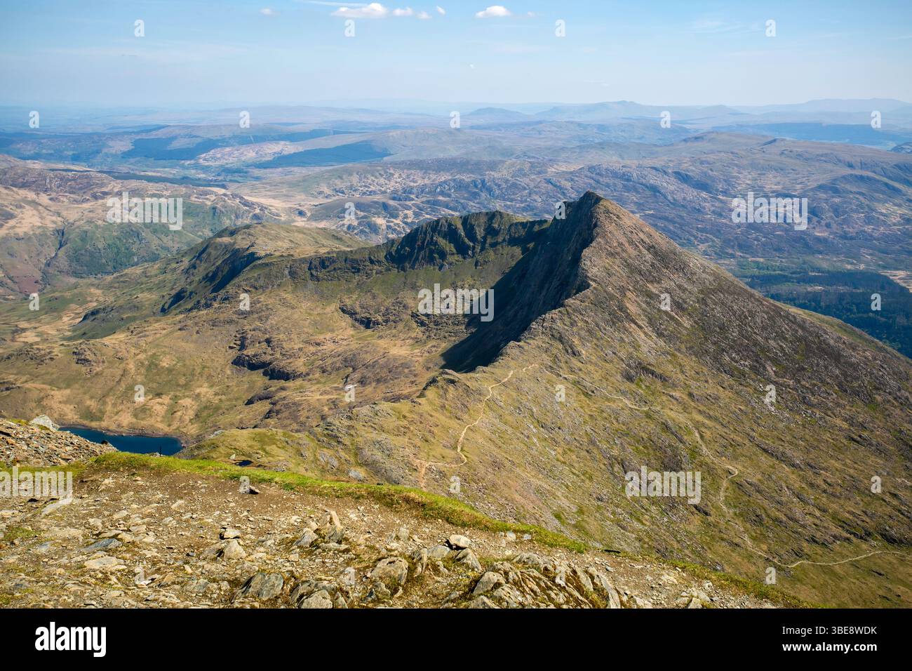 Vue sur l'approche y Lliwedd du sommet du mont Snowdon ou Eryri, le plus grand parc national du pays de Galles Banque D'Images
