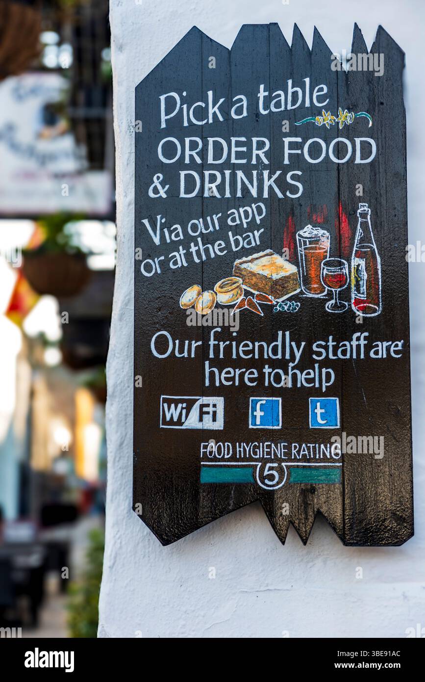 Commandez de la nourriture et des boissons via APP notice, Caernarfon, Gwynedd, pays de Galles, Royaume-Uni Banque D'Images