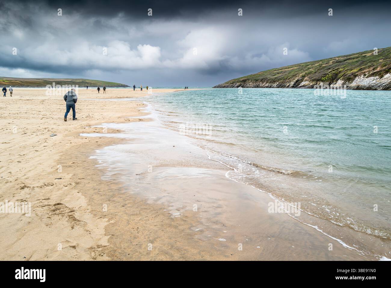 Les gens marchent sur Crantock Beach devant la marée Gannel River à Newquay en Cornouailles au Royaume-Uni. Banque D'Images Les gens marchent sur Crantock Beach devant la marée Gannel River à Newquay en Cornouailles au Royaume-Uni. Banque D'Images
