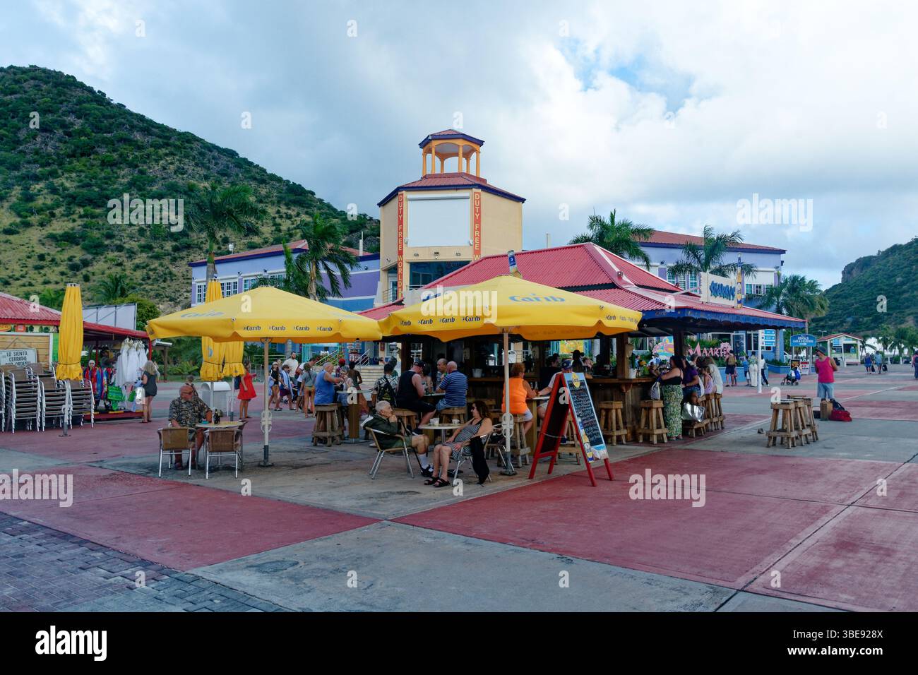 Charmant St Maartens Beach Bar - coloré et populaire Banque D'Images