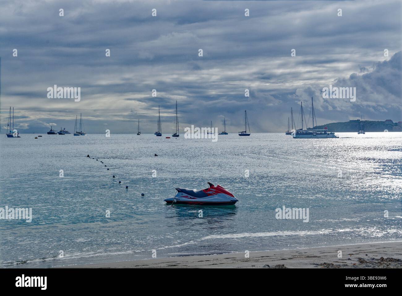 St Maarten Bay avec des yachts en arrière-plan et un jet-ski en premier plan. Lumière tard le soir. Banque D'Images