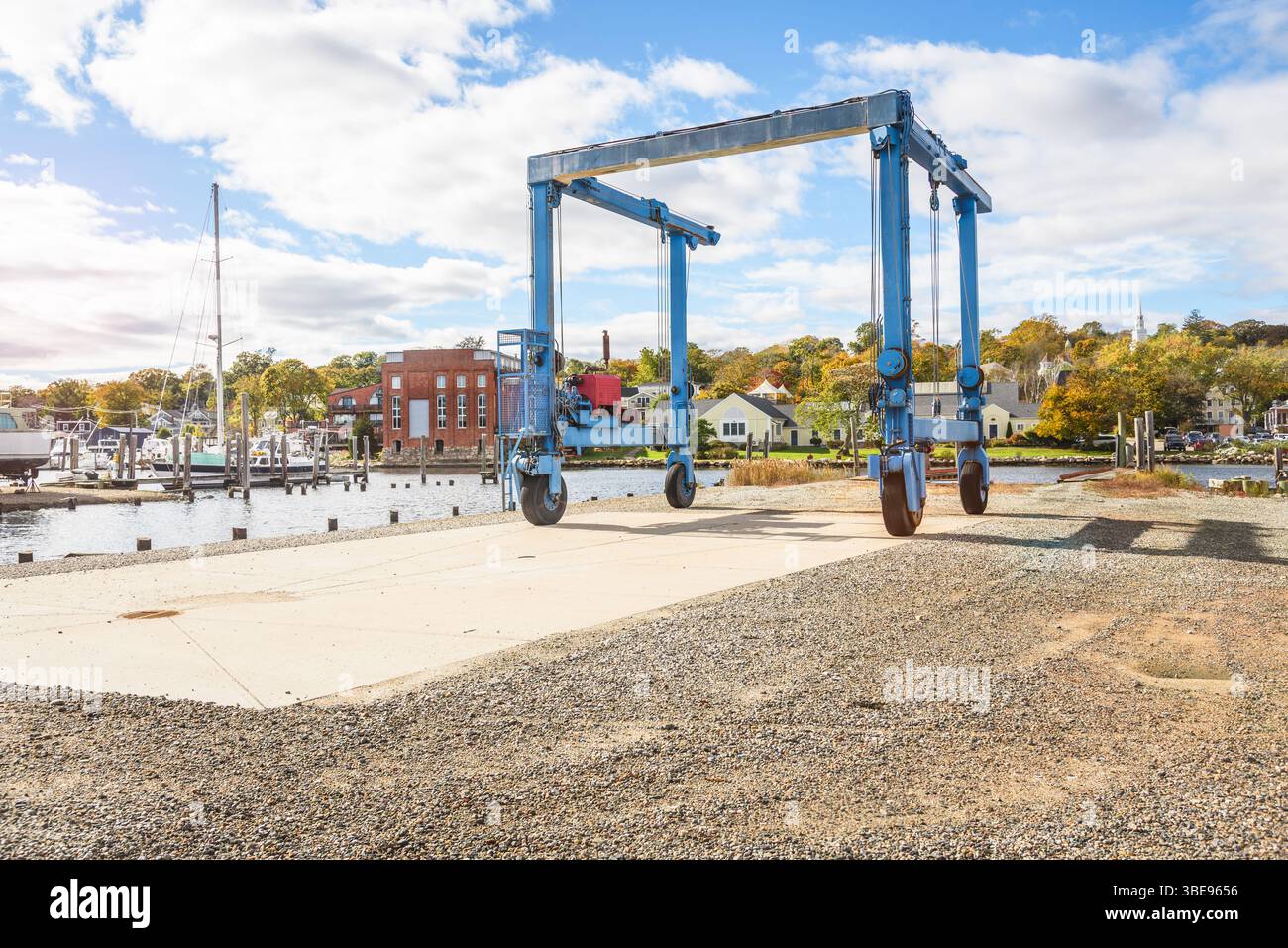 Grande grue à portique de bateau dans un chantier naval sur un port fluvial par une journée ensoleillée d'automne Banque D'Images