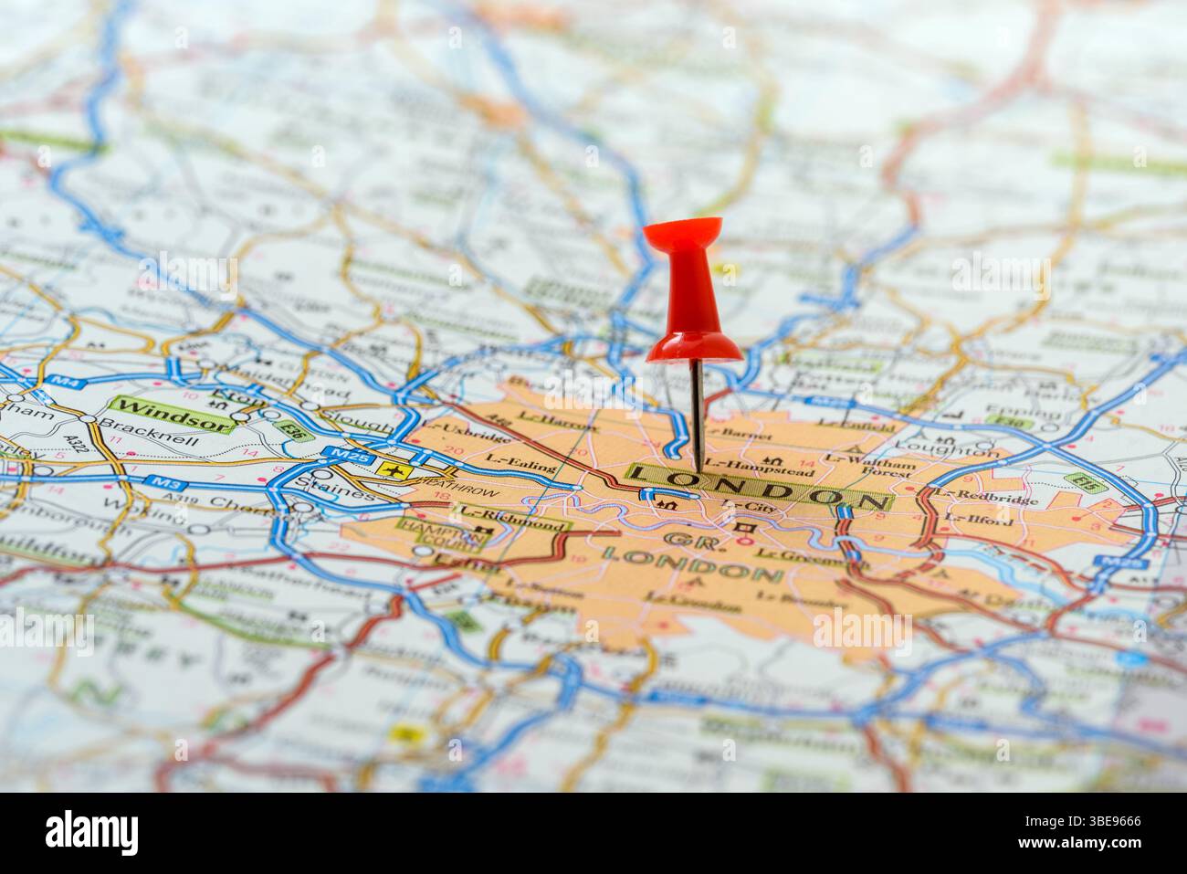 Gros plan d'une carte routière de l'Angleterre avec Londres mis en évidence par une punaise rouge. Concept de voyage. Banque D'Images