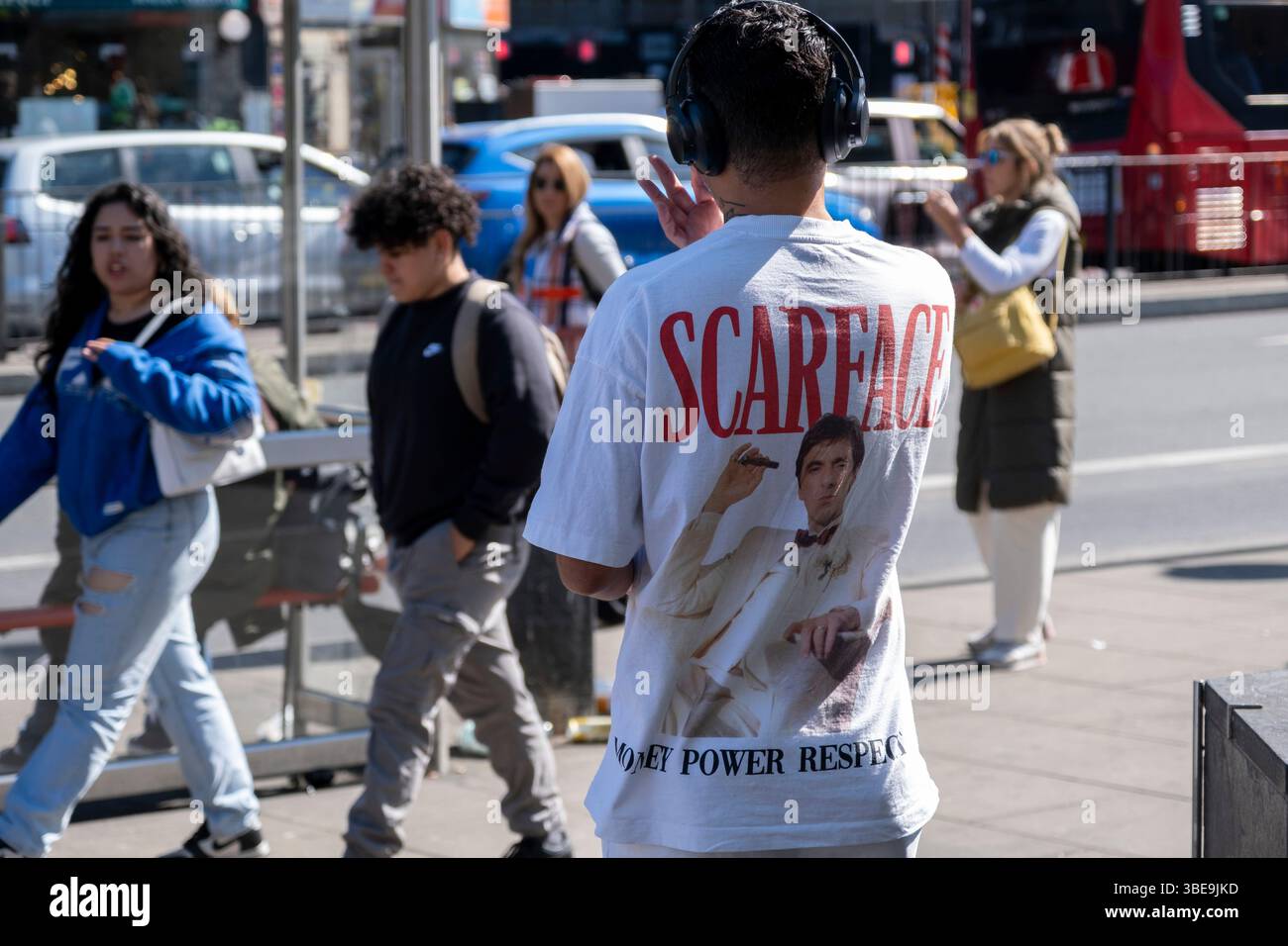 Homme portant un t-shirt Scarface qui lit argent, pouvoir, respect le 9 mai 2025 à Londres, Royaume-Uni. Scarface est un film dramatique américain réalisé par Brian de Palma et écrit par Oliver Stone, sorti en 1983, il met en vedette Al Pacino dans le rôle de son protagoniste cubain Tony Montana et est un remake du film original de 1932. Banque D'Images