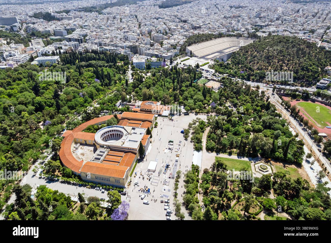 Vue drone de Zappeion Hall et jardins à Athènes, Grèce, avec le stade panathénaïque et la verdure luxuriante sur le paysage urbain. Banque D'Images