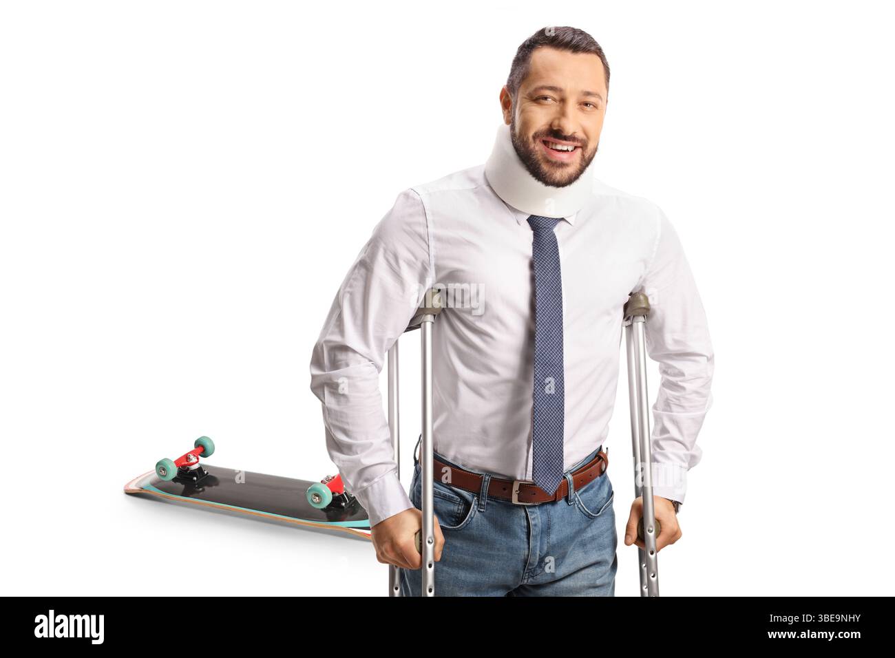 Homme blessé avec des béquilles, concept d'accident de skateboard isolé sur fond blanc Banque D'Images