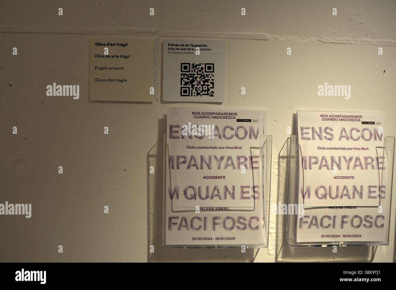 Brochure d'exposition ; Hoja de sala de la Exposicion ; Obra de Arte Frágil ; œuvre d'art fragil ; Irina Mutt ; Helena Vinent ; accident ; espai 13 Banque D'Images