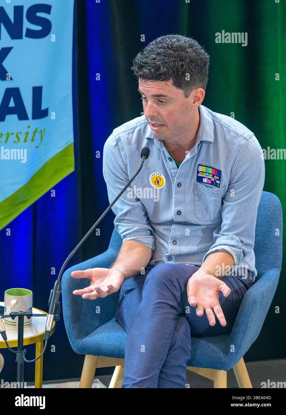 New Orleans, LOUISIANE, États-Unis - 29 mars 2025 : gros plan sur l'écrivain politique et podcasteur Tim Miller lors d'une interview au New Orleans Book Festival au Marshall Family Commons/Goldring/Woldenberg Business Complex à l'Université de Tulane Banque D'Images