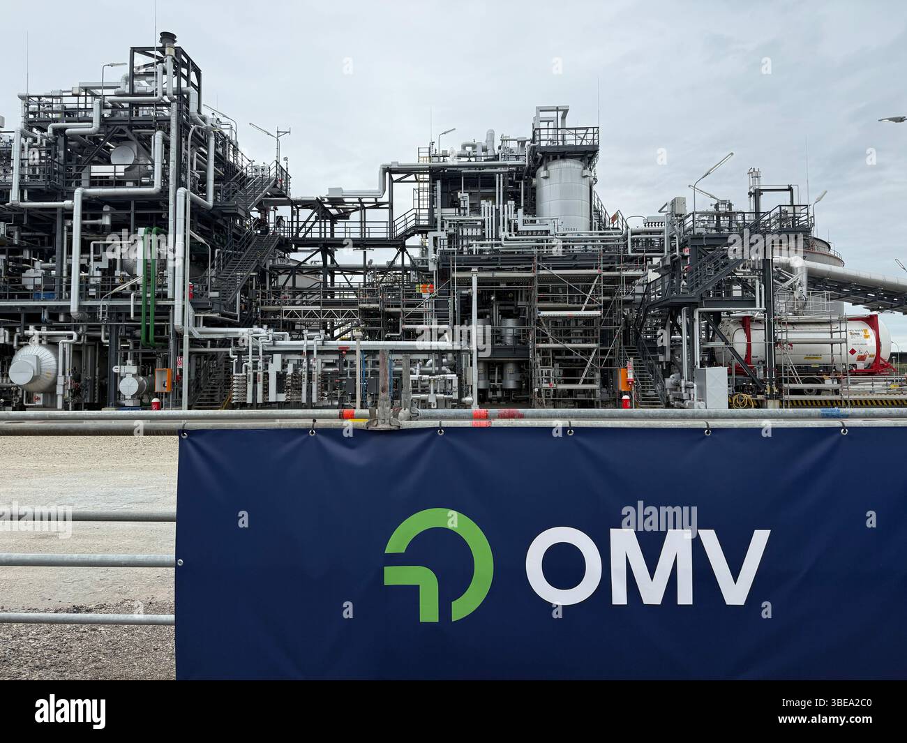 Schwechat, Autriche. 28 mai 2025. Une usine sur le site d'une raffinerie OMV. En Autriche, le groupe énergétique et chimique OMV se concentre sur l'utilisation accrue de l'hydrogène vert dans sa propre production. Le directoire d'OMV a donné le feu vert pour une somme de trois millions d'euros à mi-chiffre à utiliser pour construire une usine d'électrolyse correspondante, a annoncé la société partiellement publique. Crédit : Matthias Röder/dpa/Alamy Live News Banque D'Images