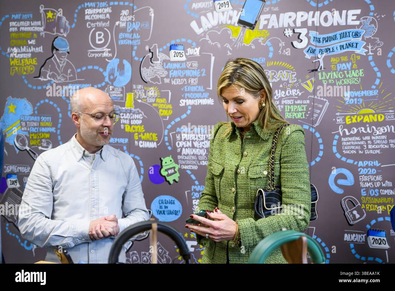 Amsterdam, pays-Bas, 2025-05-28 15 :35 :03 AMSTERDAM, 28-05-2025, FairphoneQueen Máxima visite Fairphone à Amsterdam, lauréat du Prix King Willem I 2024 dans la catégorie entrepreneuriat durable. PHOTO : NLBeeld/Patrick van EMST crédit : NL Beeld / Patrick van EMST crédit : NL Beeld/Alamy Live News Banque D'Images