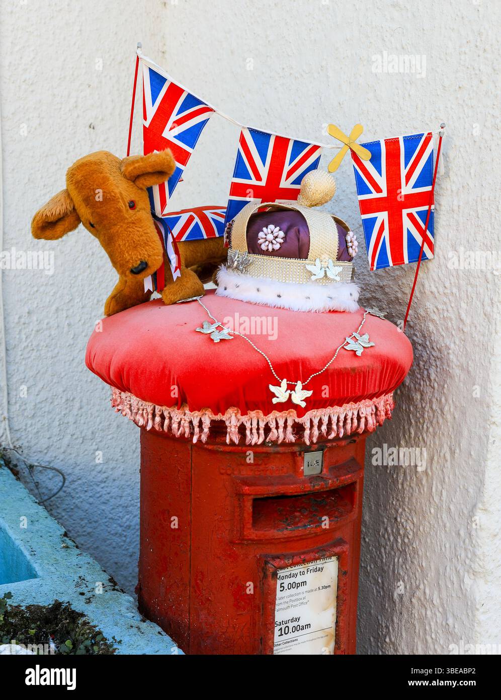 Une boîte aux lettres décorée d'une couronne, d'une banderole, d'un chien et d'une couverture pour le haut, Angleterre, Royaume-Uni Banque D'Images