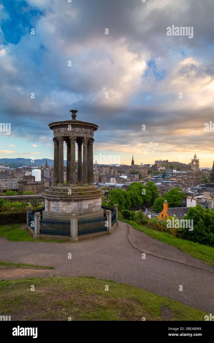 Vue sur le coucher du soleil au printemps du centre-ville d'Édimbourg depuis Calton Hill. Édimbourg, Écosse, Royaume-Uni, Europe. Banque D'Images