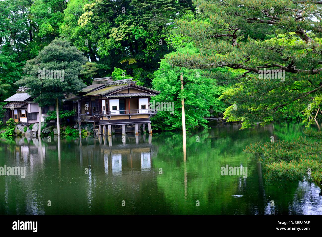 Maisons de thé sur un lac dans les jardins Kenrokuen à Kanazawa, Japon. Banque D'Images