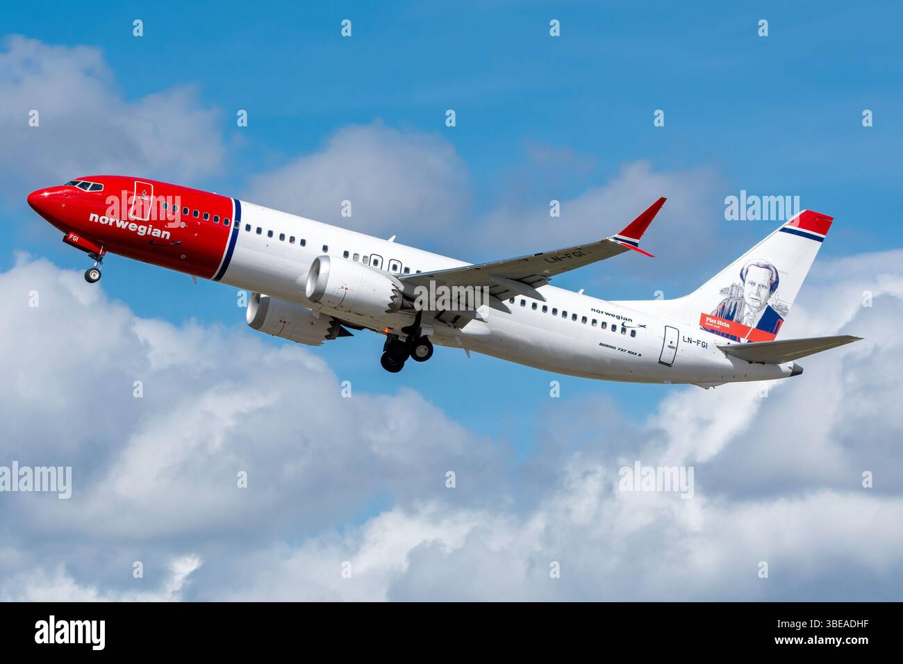 Norwegian Air Shuttle Boeing 737 MAX avion de ligne à Piet Hein livrée décollant à l'aéroport de Málaga, immatriculé LN-FGI. Banque D'Images
