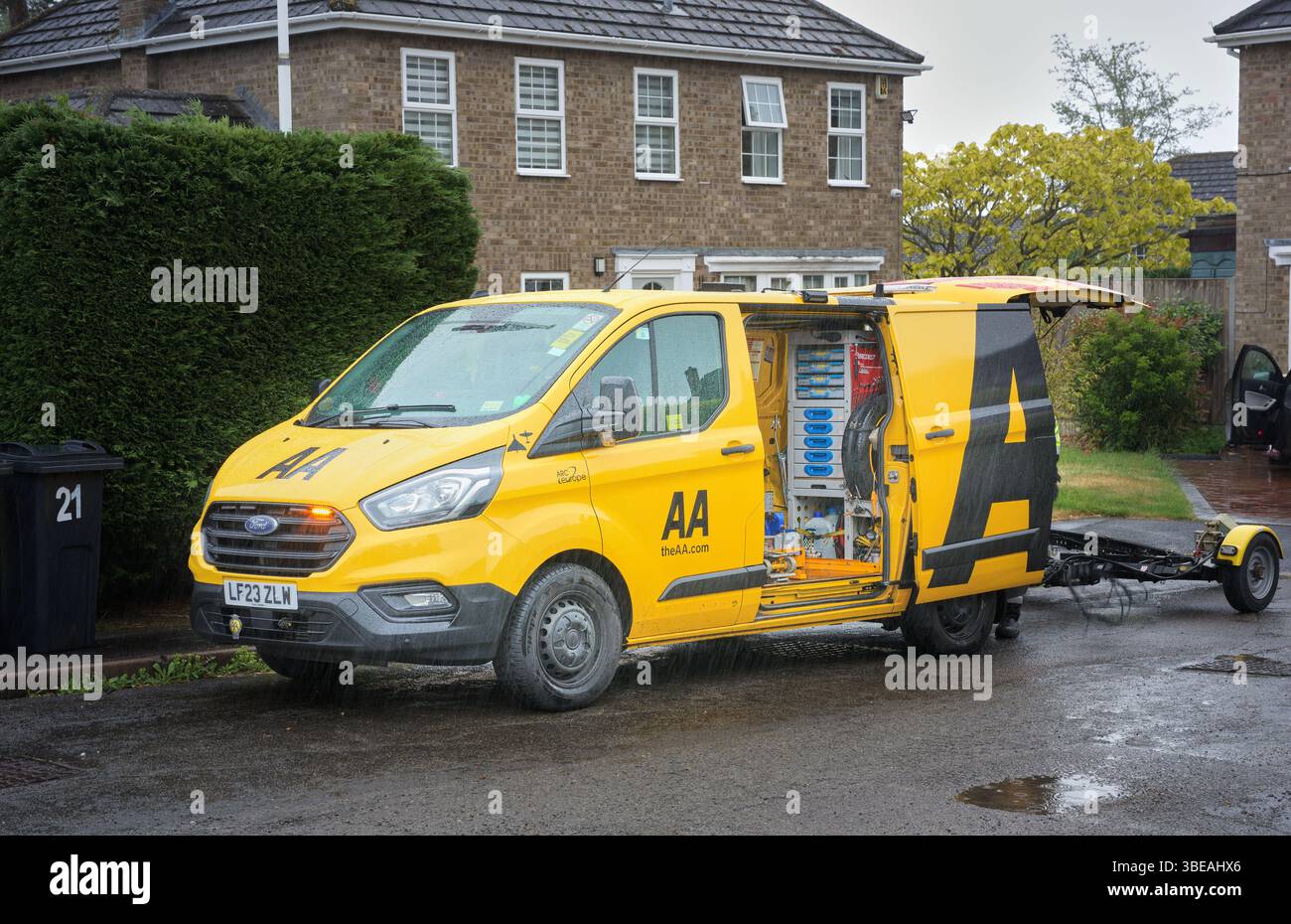 Fourgon AA avec remorque devant une maison à Corby, Angleterre. Banque D'Images