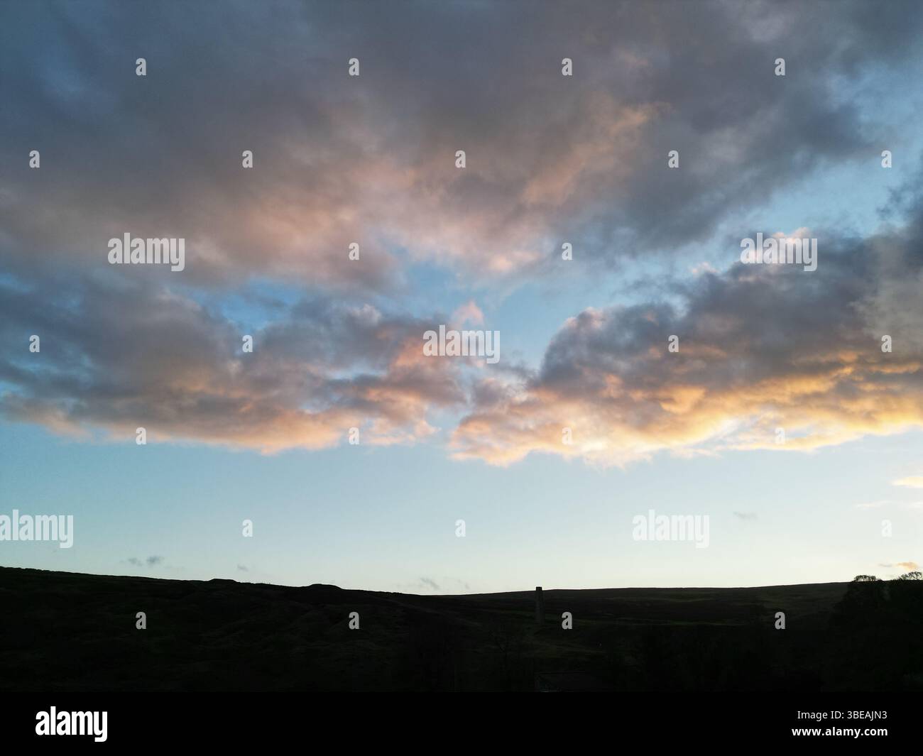 Ciel cinématographique au-dessus des Yorkshire Moors – paysage nuageux dramatique au coucher du soleil Banque D'Images