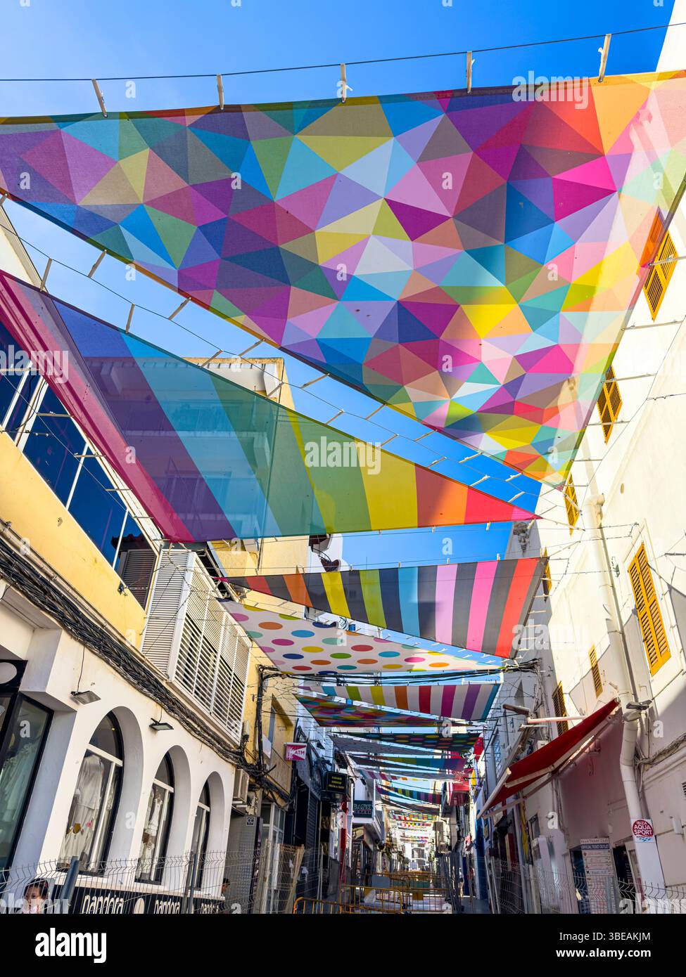 Vibrant Street Art par Okuda San Miguel à Ibiza, Espagne – fresque géométrique colorée contre le ciel bleu - Image de stock capturée avec un smartphone