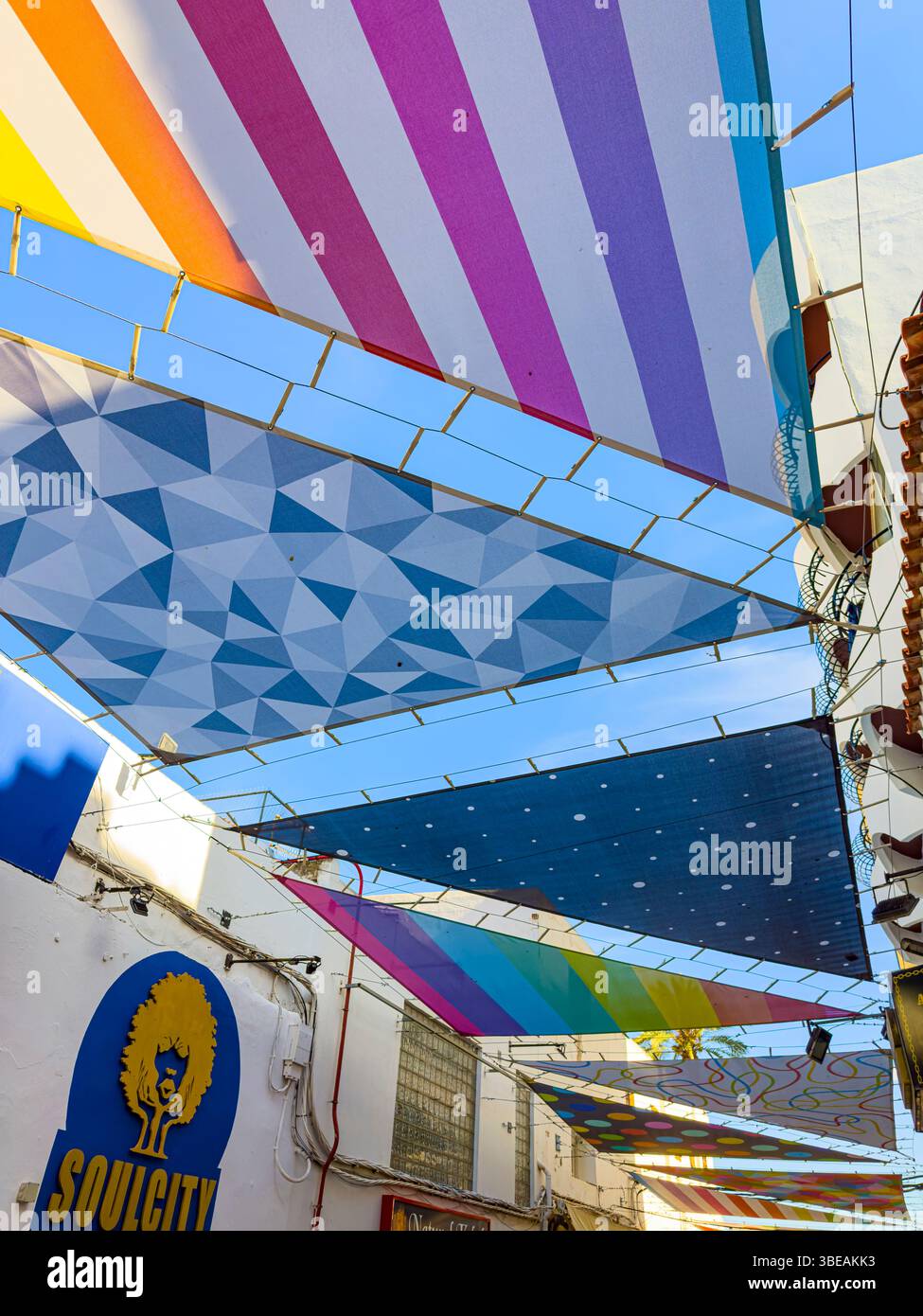 Vibrant Street Art par Okuda San Miguel à Ibiza, Espagne – fresque géométrique colorée contre le ciel bleu - Image de stock capturée avec un smartphone