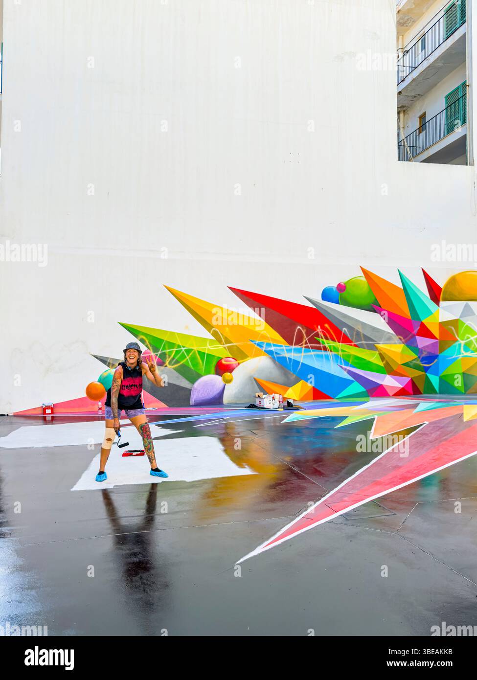 Vibrant Street Art par Okuda San Miguel à Ibiza, Espagne – fresque géométrique colorée contre le ciel bleu - Image de stock capturée avec un smartphone