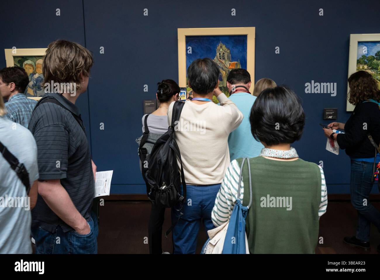 Enfer touristique - foules de gens qui s'empilent pour voir un chef-d'œuvre, Musée d'Orsay, Paris, France Banque D'Images