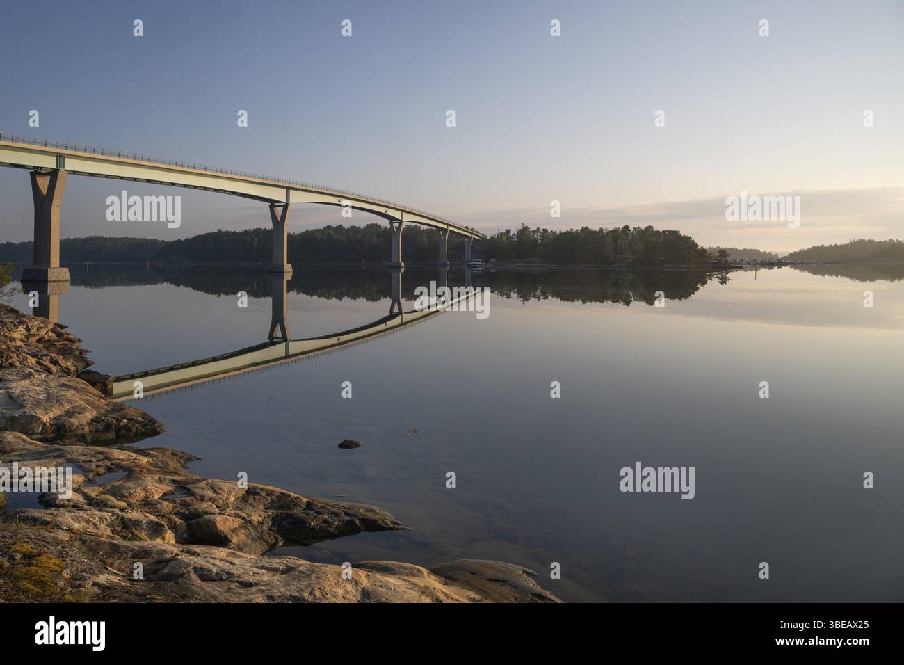 Ambiance matinale, pont Loevoe reflété dans l'eau, Kasnaesintie, Fjord Falkoe, Kasnaes, archipel Hitis, archipel au sud de Turku, Finlande Banque D'Images