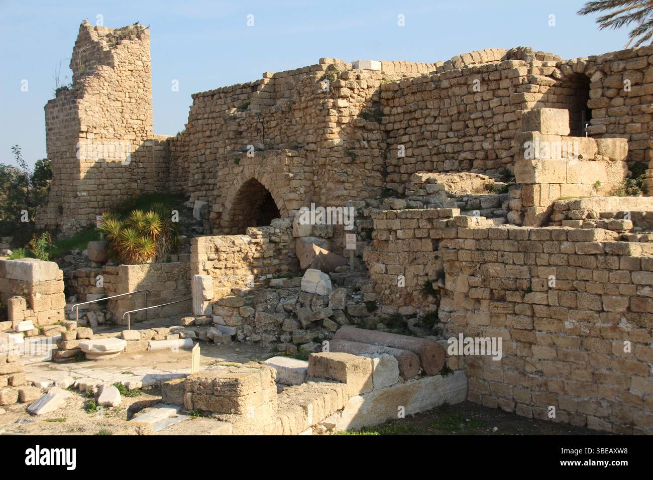 Anciennes ruines en pierre de la forteresse des croisés à Césarée, en Israël, présentant l'architecture médiévale et le patrimoine historique. Banque D'Images