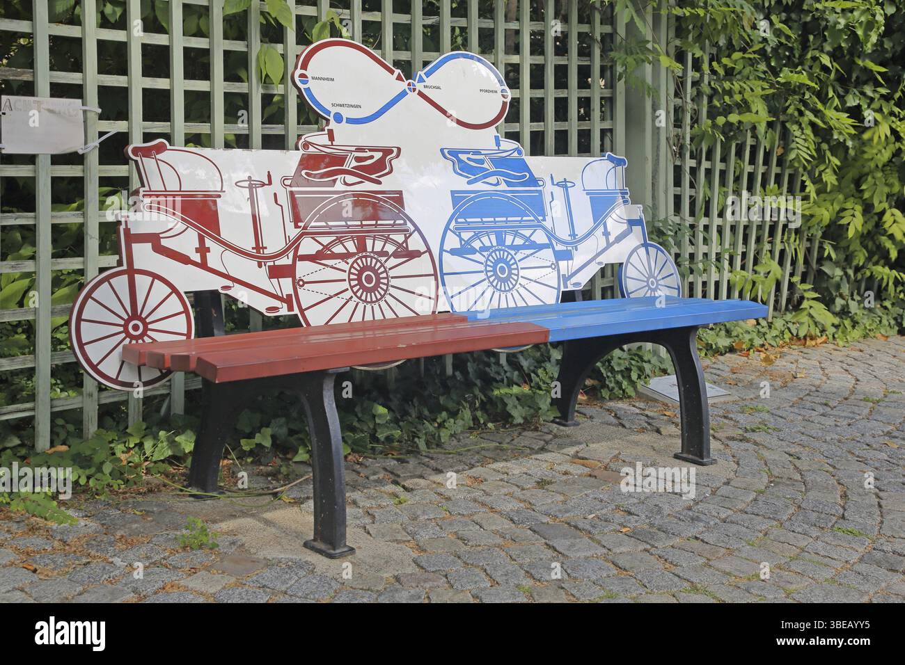 Banc et mémorial pour le premier voyage automobile motorisé de Bertha Benz avec un véhicule historique du constructeur Carl Benz en 1888 de Pforzheim Banque D'Images