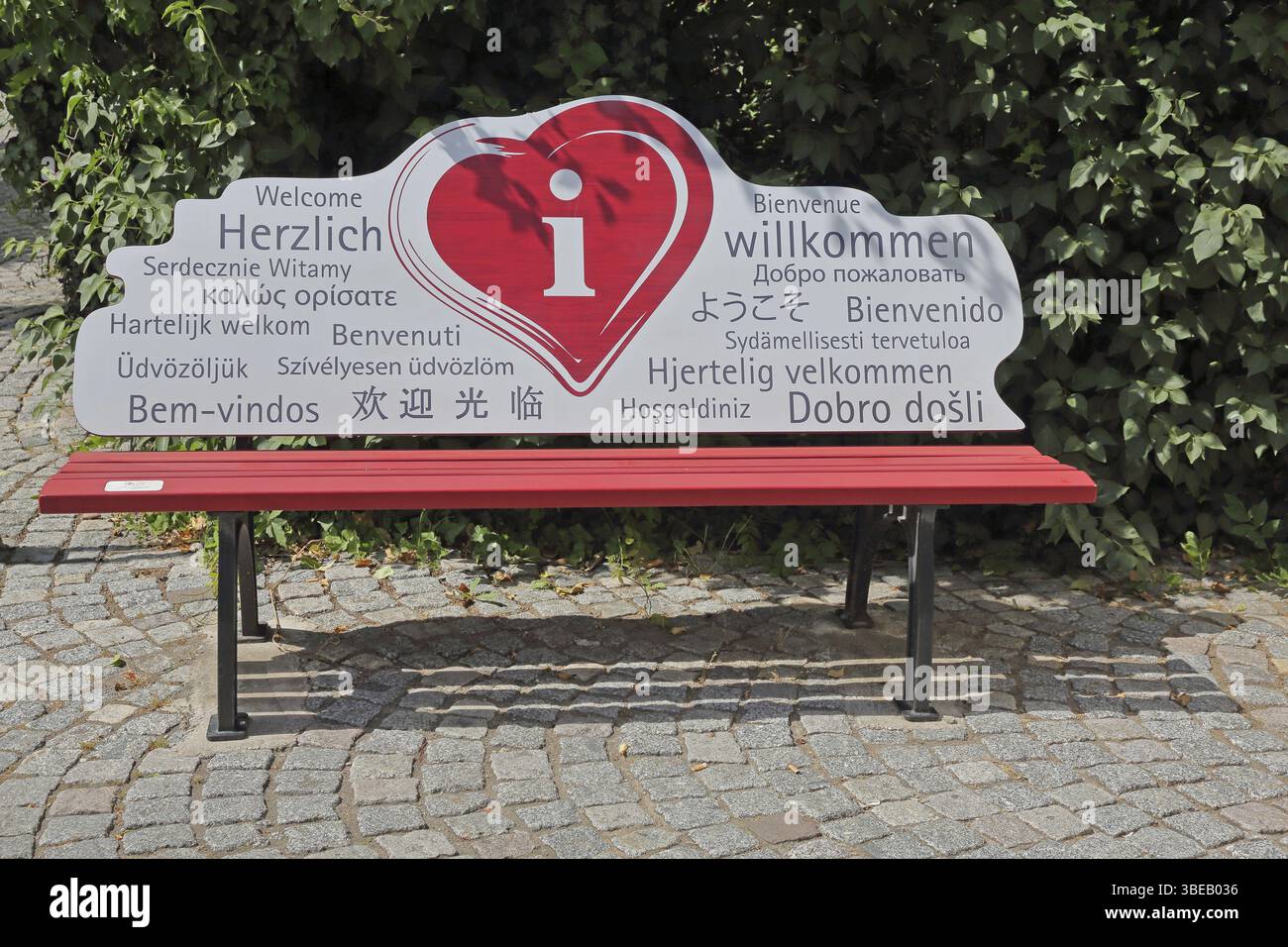 Banc à motif international avec inscription bienvenue, multilingue, nombreuses, langues, allemand, anglais, espagnol, russe, italien, français, turc, Hongrois Banque D'Images