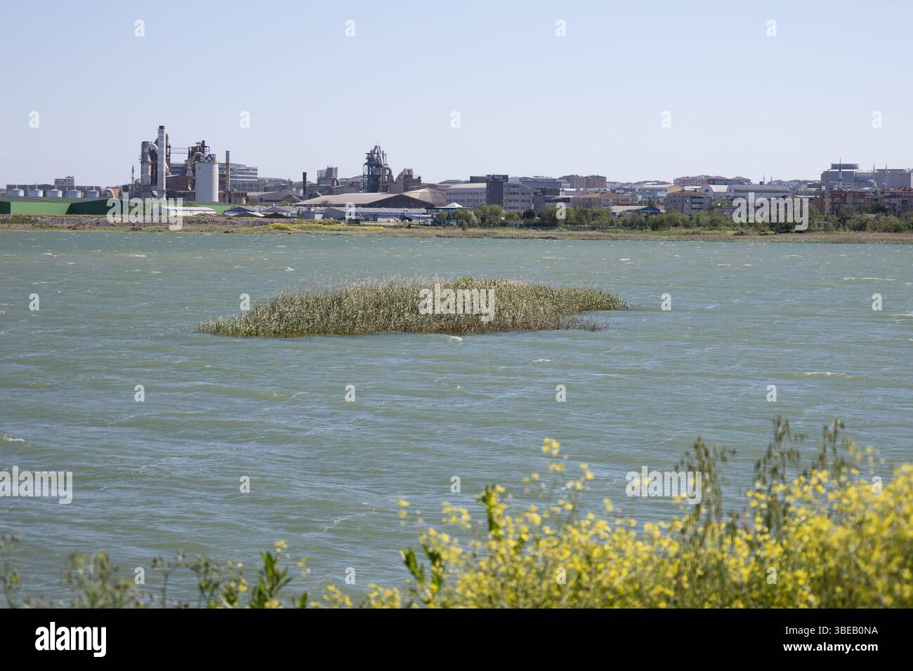 Industrie urbaine et coexistence de la nature au bord du lac Banque D'Images