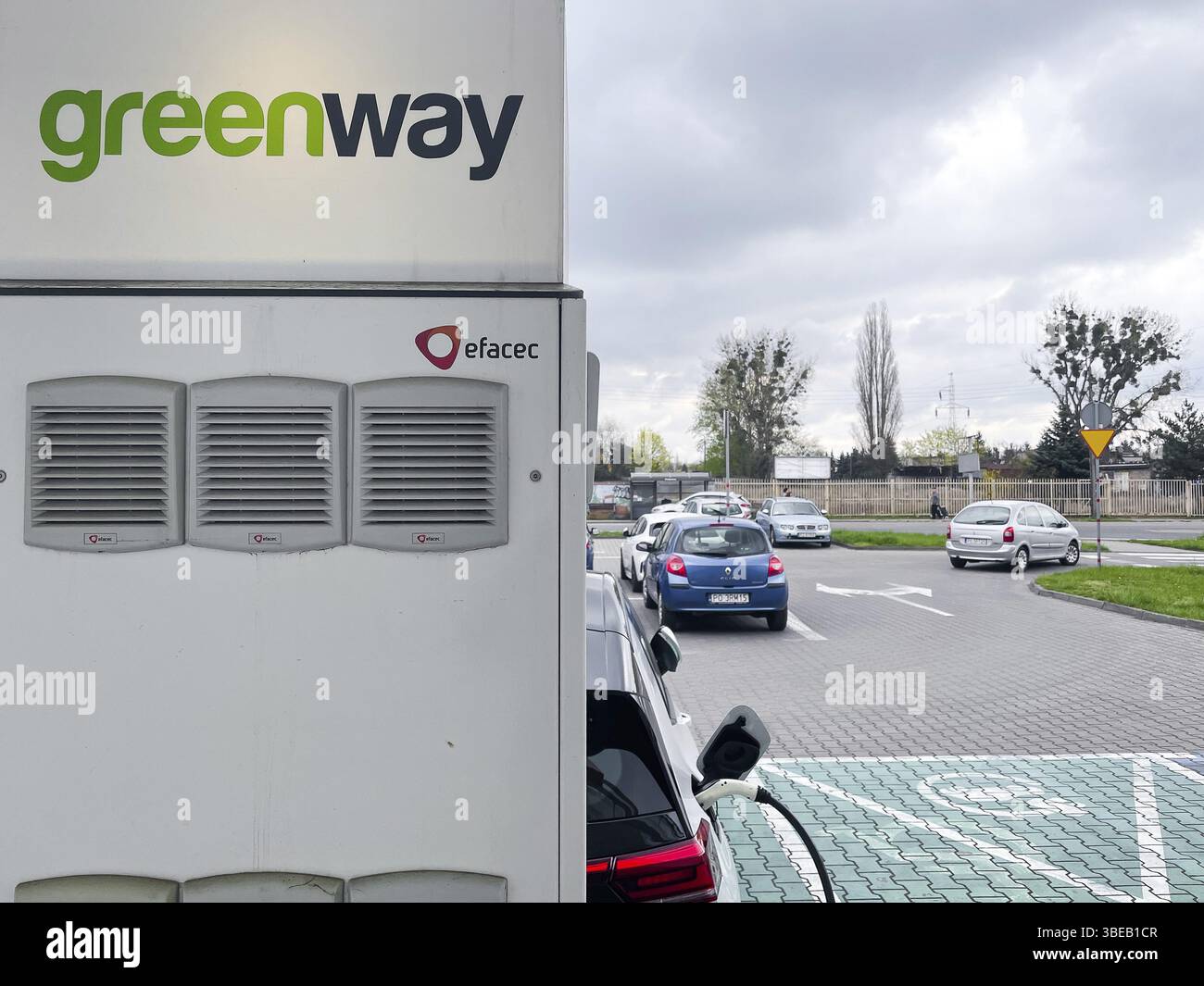 Pologne, Poznan - 23 avril 2022 Greenway Polska borne de recharge pour voitures électriques enfichables sur un parking. Énergies alternatives pour les transports ., Europ Banque D'Images