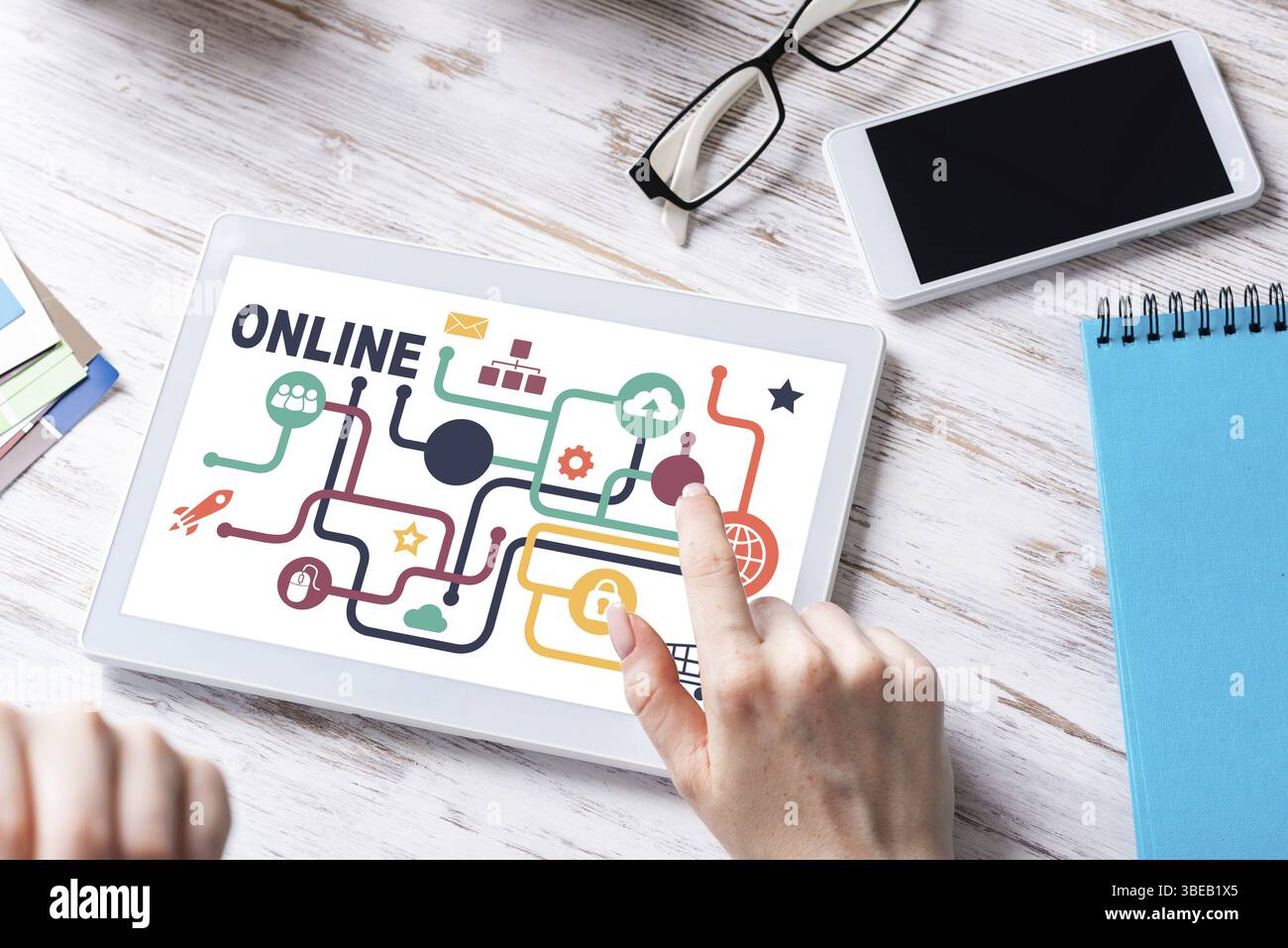 Femme d'affaires assise à un bureau avec ordinateur tablette. Les appareils intelligents mobiles dans les processus d'entreprise. Occupation des entreprises et innovation. Siège social w Banque D'Images