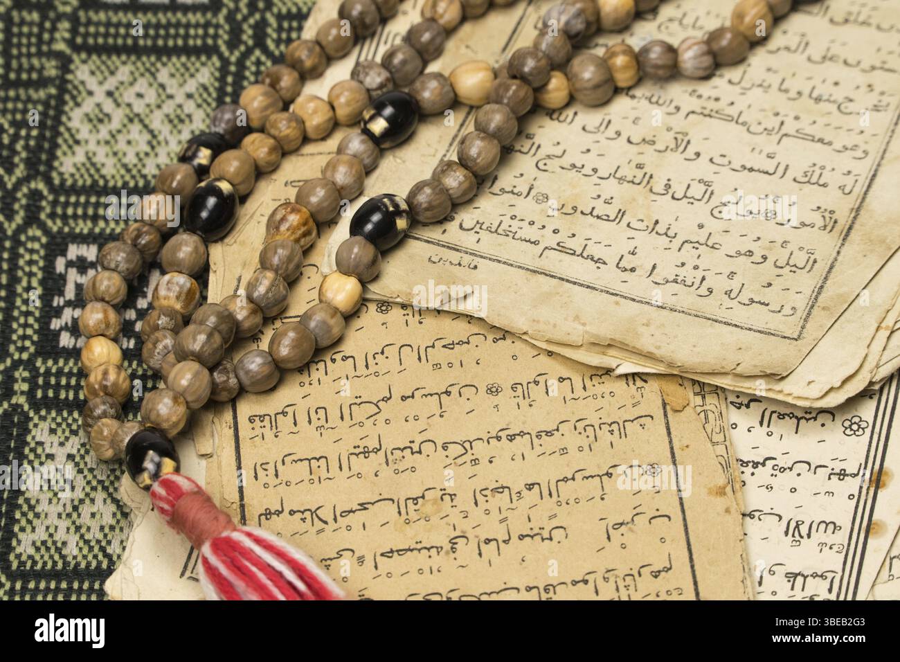 Perles de prière musulmanes avec des pages anciennes du Coran. Concepts islamiques et musulmans. Anciennes feuilles de papier du livre arabe Banque D'Images