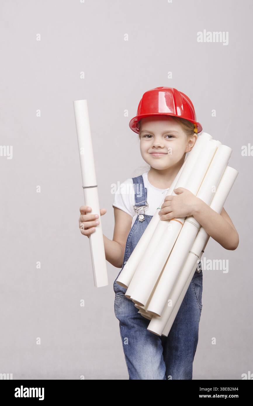 Architecte de l'enfant dans les peuplements casque tas de dessins Banque D'Images